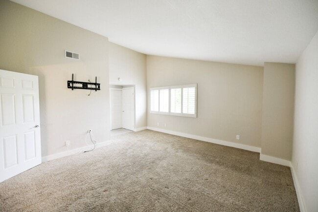 Building Photo - Fully Remodeled unit in the beautiful gate...