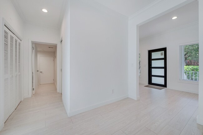 Building Photo - 1524 Zoreta Ave