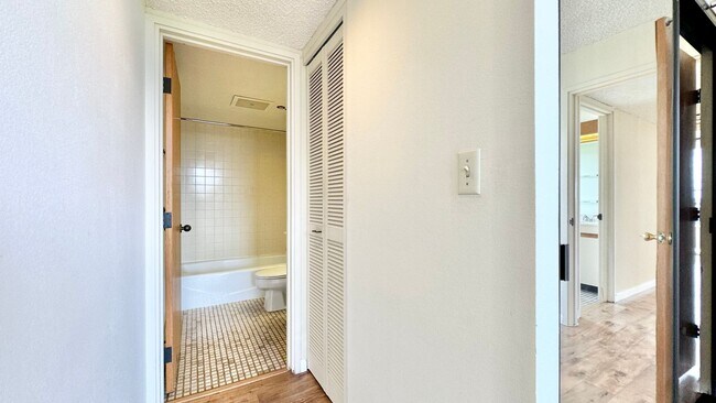 Building Photo - HIGHLY DESIRABLE 2 BED/2 BATH SPECTACULAR ...