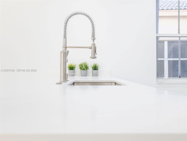 Building Photo - 801 Tanglewood Cir