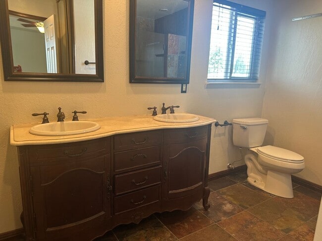 Building Photo - 4 Bedrom 2.5 baths Beauty