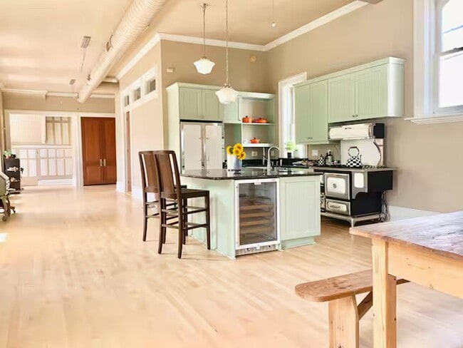 Building Photo - Enormous Upper Floor Unit in Heart of Downtown MKE