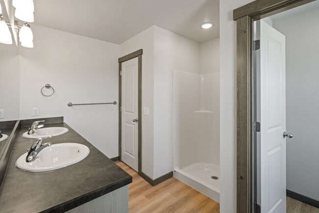 Building Photo - Gorgeous 3 Bedroom condos with double stal...