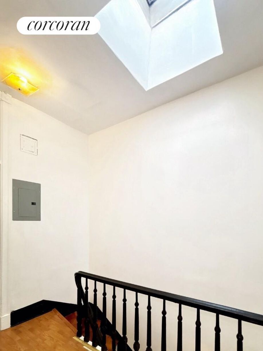 Building Photo - 158 Weirfield St