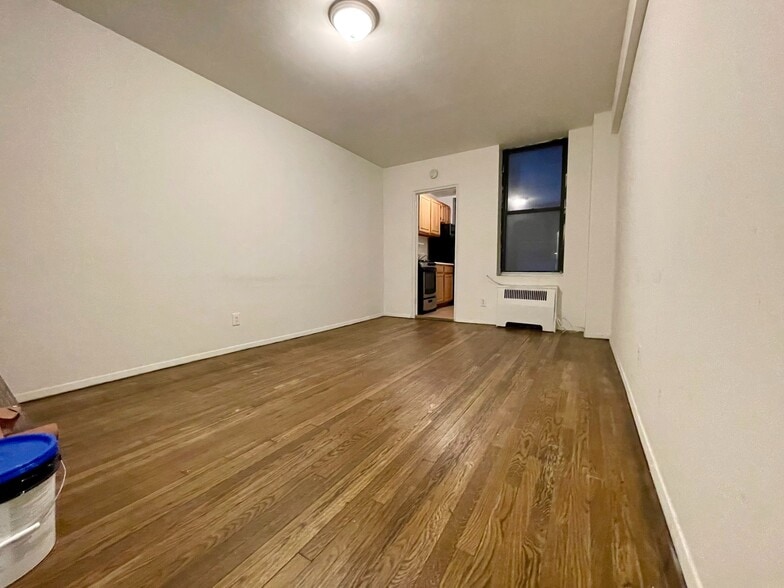 Building Photo - 156 E 85th St