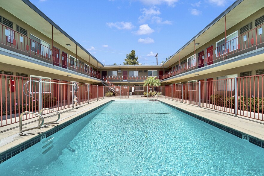 Primary Photo - Twin Palms
