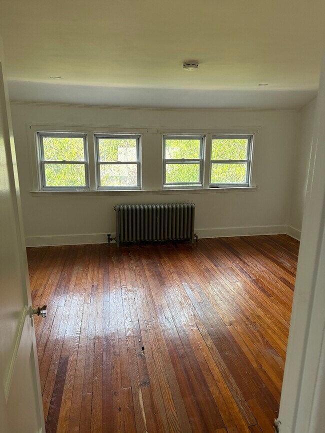 Building Photo - 606 Penfield Ave