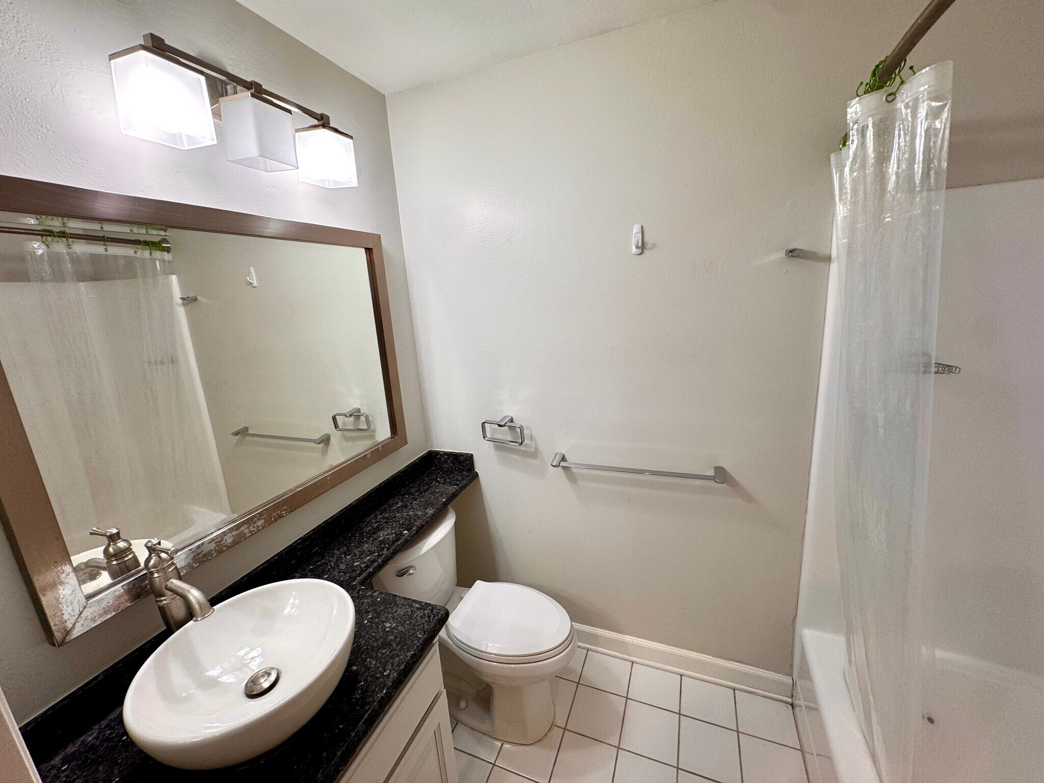 bath 2 w/ shower/tub - 950 N Kings Rd