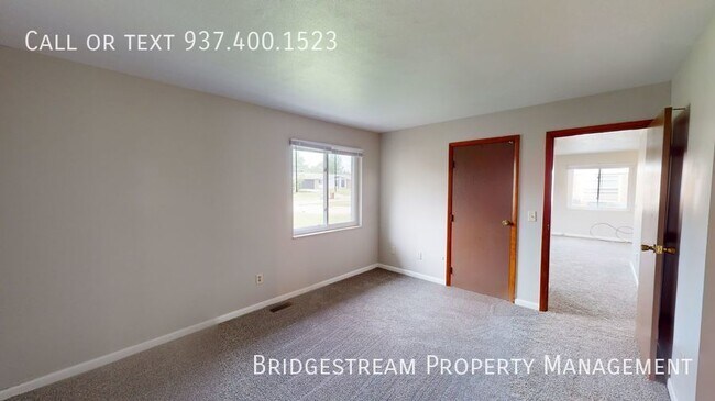 Building Photo - **MOVE IN SPECIAL** Updated ranch level 1 ...
