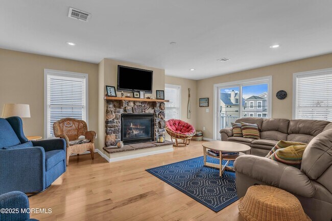 Building Photo - 111 7th Ave