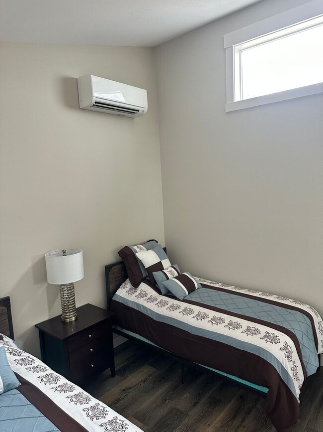 Building Photo - Year Round Rental- 4 bedroom, 2.5 bath in ...