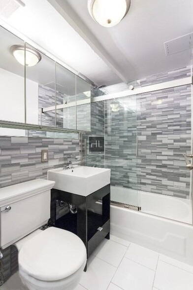 Building Photo - E 5TH ST.