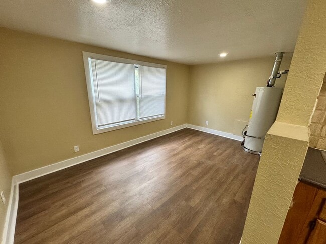 Building Photo - 1565 Jermain Dr