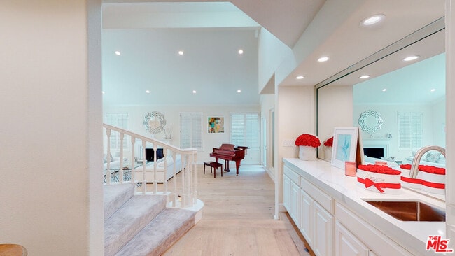 Building Photo - 4950 Densmore Ave