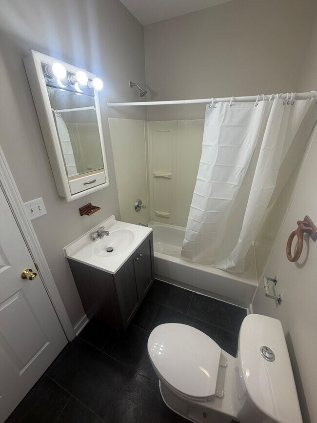 Building Photo - For rent - Spacious 3 Bed / 2 Bath Home