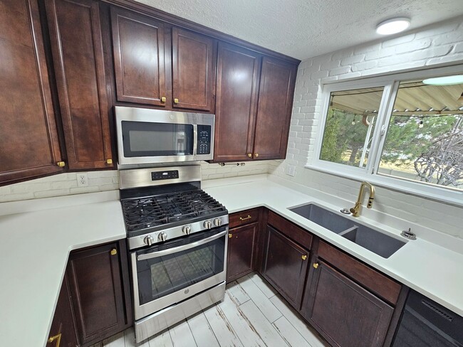 Building Photo - Newly Remodeled 3 Bed 2 Bath Home In Ameri...