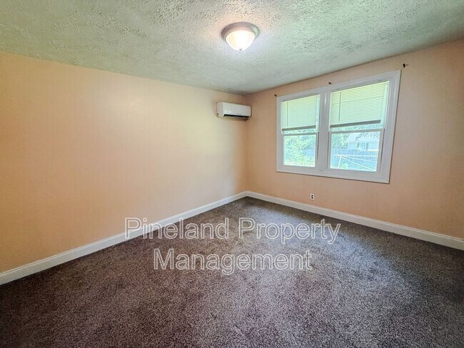 Building Photo - 2108 Rogers Dr