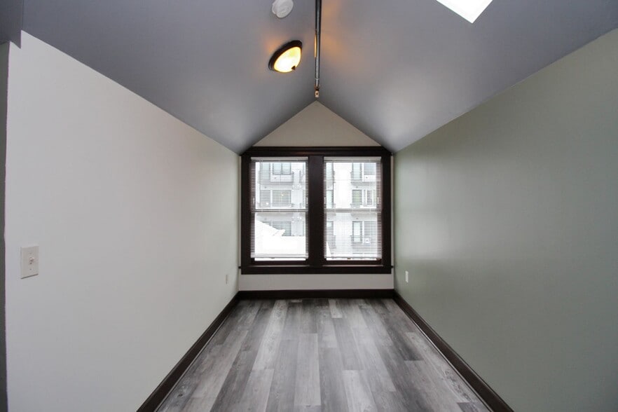 Building Photo - 1634 NW Everett St