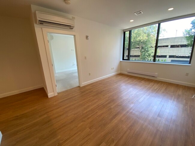 Building Photo - 875 Elm St