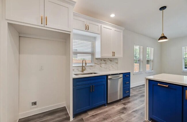 Building Photo - 447 W Clarendon Dr