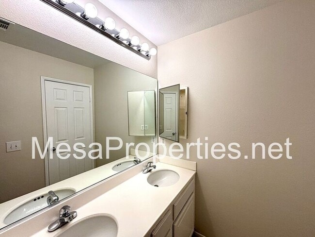 Building Photo - 13720 Thrush Ct