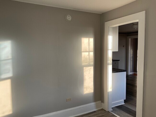 Building Photo - 16 Lake St