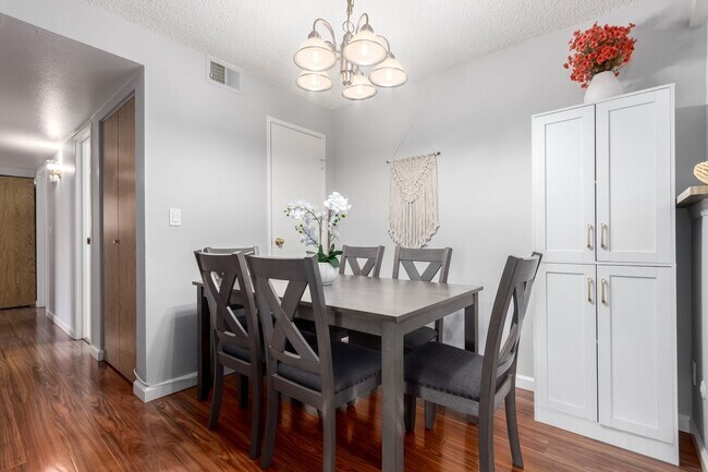 Building Photo - Beautiful 2 Bedroom Condo Across from Aurora Medical Center