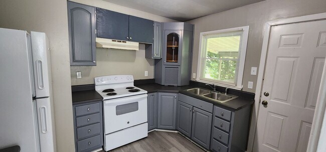 Building Photo - 3 BR/ 1 BA Single Family Home
