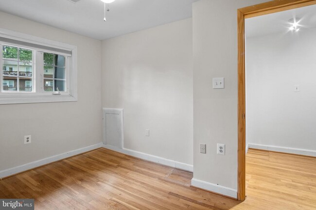 Building Photo - Beautifully Renovated 2-Level Townhome in the Heart of Falls Church City