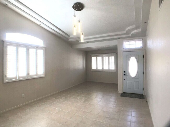 Building Photo - Don't Miss Out! Spacious 3 Bed, 2.5 Bath Home in Los Lunas – Open Layout & Prime Location