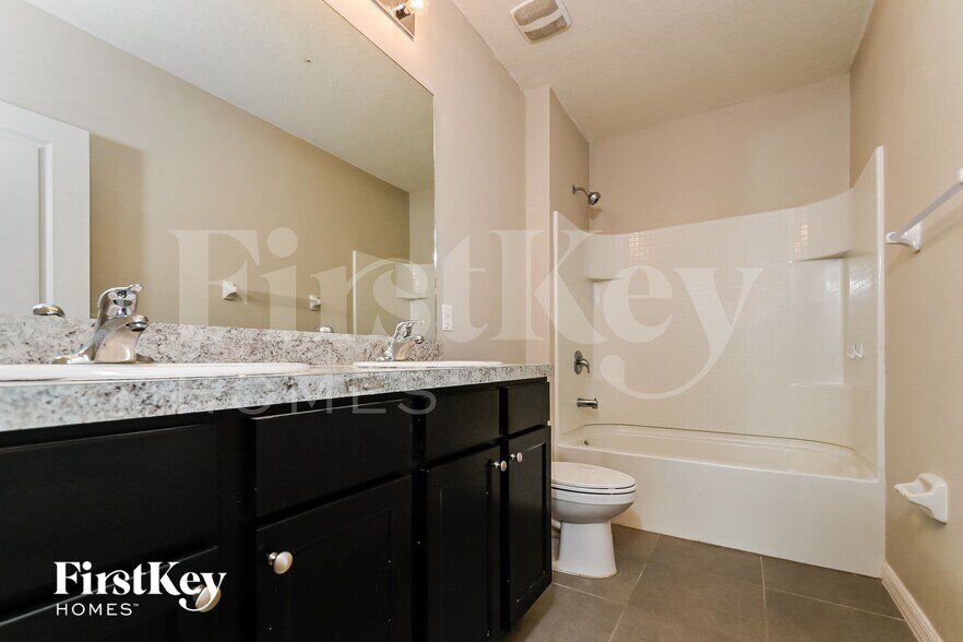 Building Photo - 11010 Leland Groves Dr