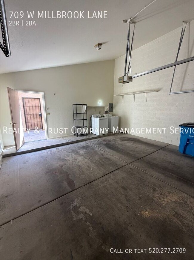 Building Photo - 709 W Millbrook Ln