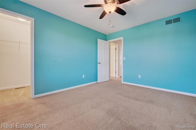 Building Photo - 699 Bay Pointe Dr