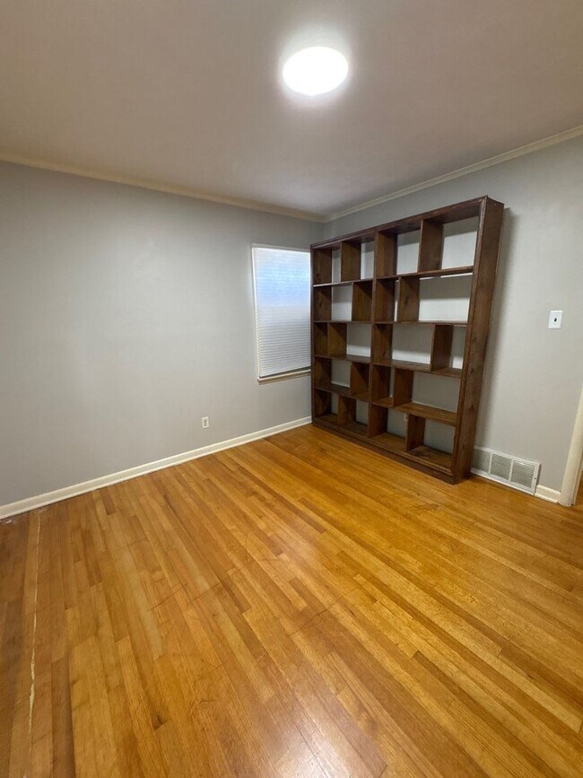 Building Photo - Newly Renovated Home - East Memphis