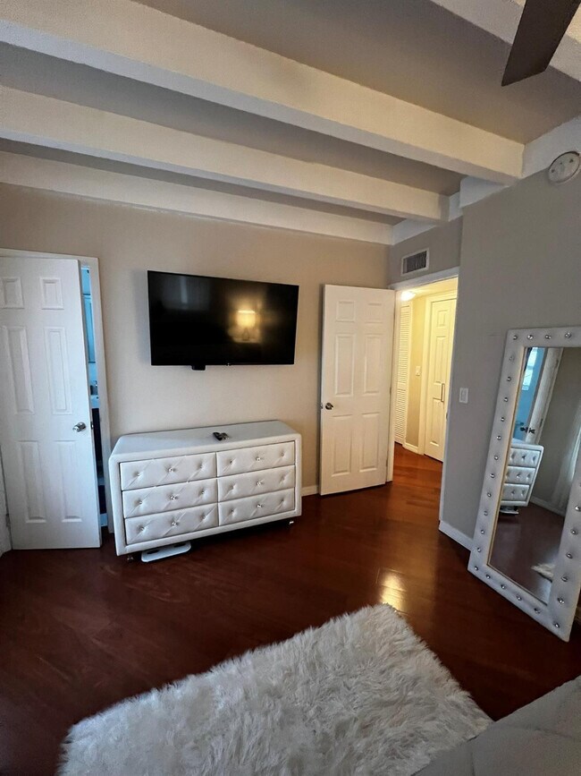 Building Photo - 904 NE 20th Ave