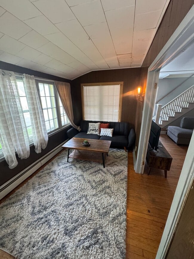 Building Photo - Beautiful 3- Bedroom Home for Rent- Univer...
