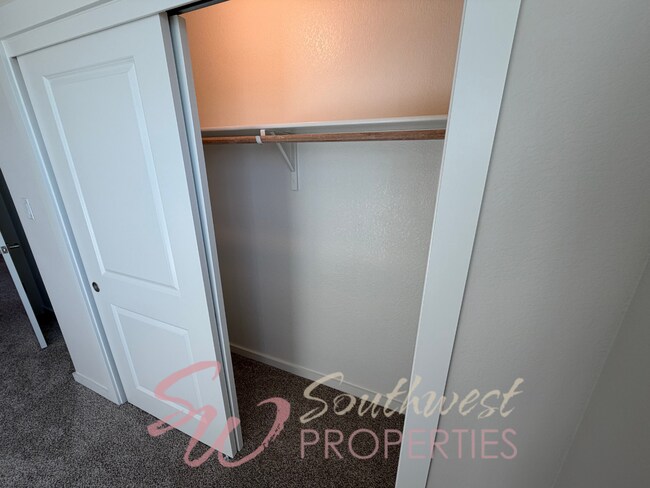 Building Photo - FOUR bedroom townhouse. Off campus living with easy, close to campus style!
