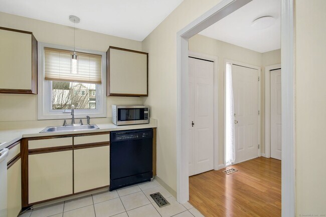 Building Photo - 94 Oak Ridge Dr