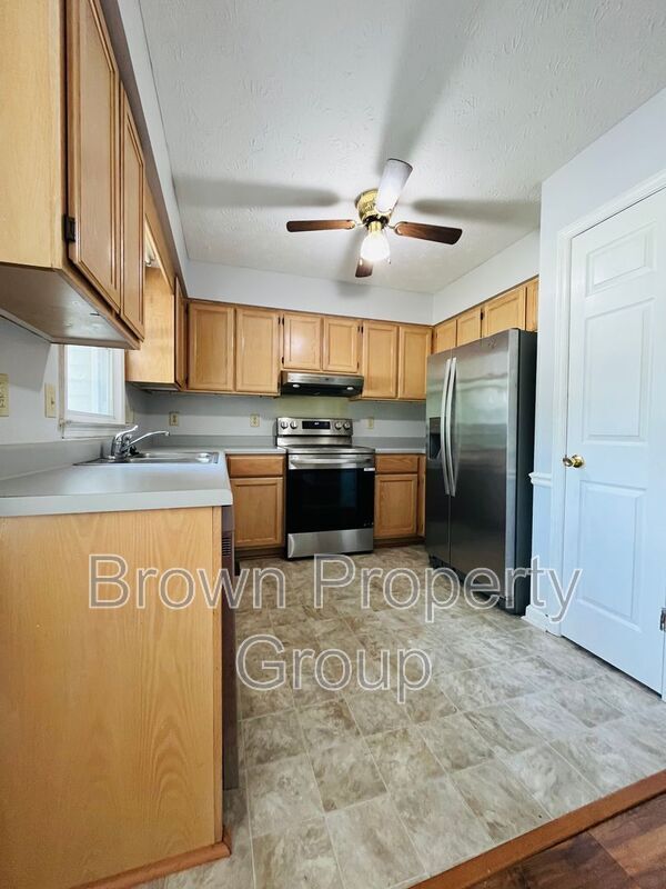 Building Photo - 121 Sprucepine Dr