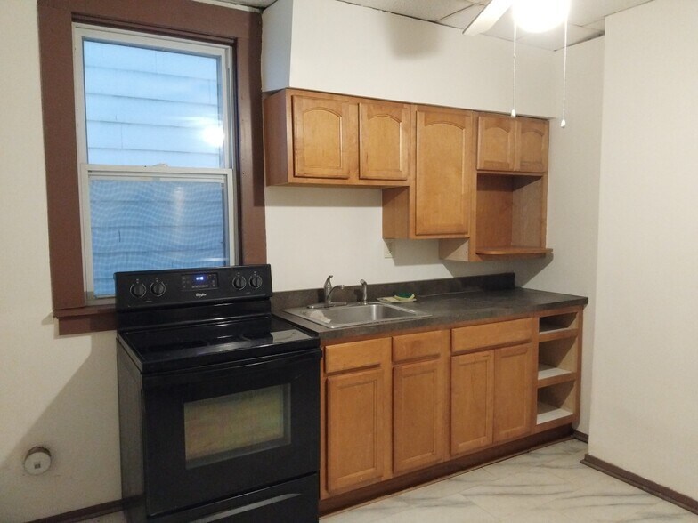 Building Photo - 593 3rd St