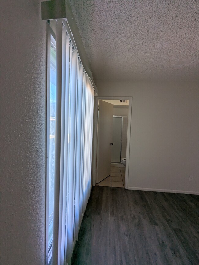 Building Photo - 563 N Santa Anna