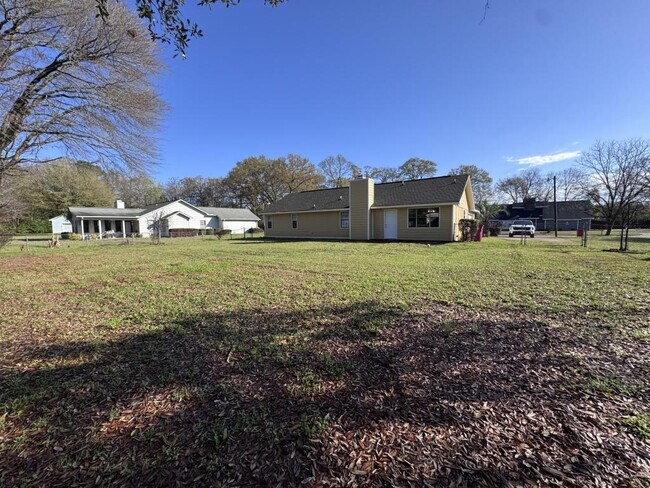 Building Photo - 111 Rainbow Ave