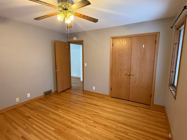 Building Photo - 2505 Zinran Ave S