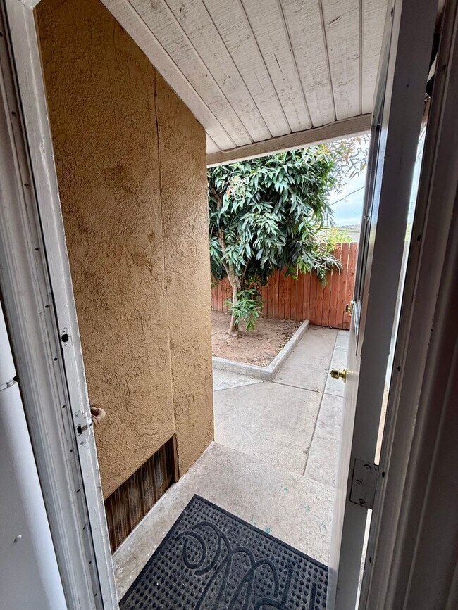 Building Photo - Charming 2-Bedroom Corner Lot Duplex Home in Clairemont with Private Yard!