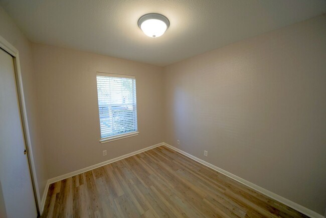 Building Photo - Beautifully Renovated Home Now Available in Converse.  Realtor Commission: $500