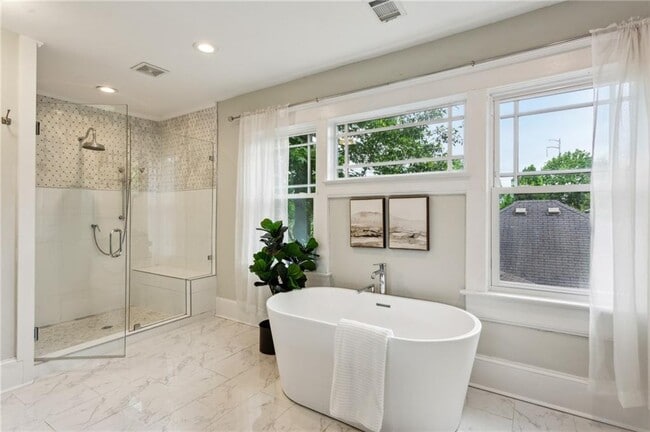 Building Photo - 843 Monroe Dr NE