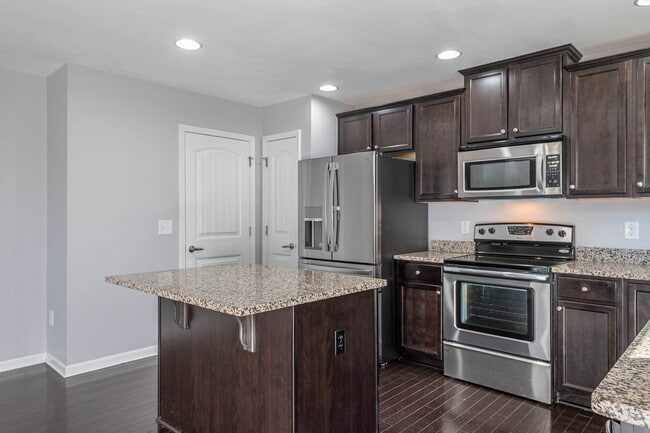 Building Photo - Available on July 10! Experience modern comfort in this spacious 4+ bedroom home