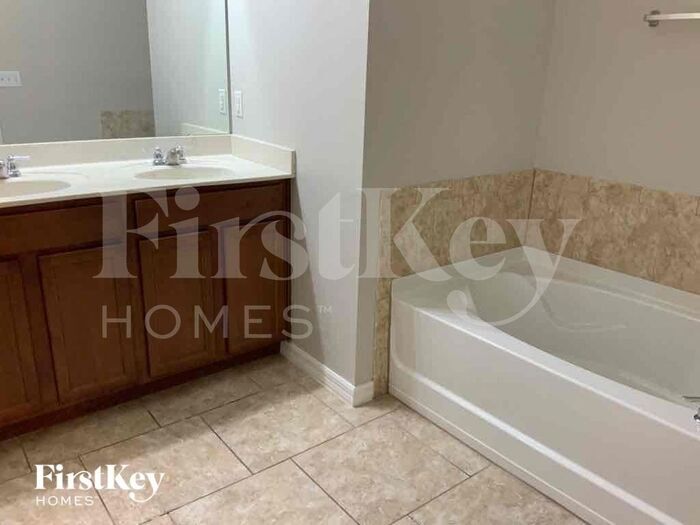 Building Photo - 1746 Sereno Dr