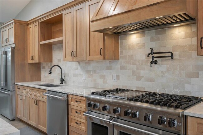 Building Photo - 753 Latigo Loop