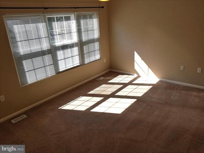 Building Photo - 408 Foxridge Dr SW